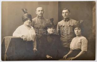 1915 Katonák családi körben, Zágrábban, fotólap, 8,5×13,5 cm