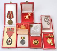 7db-os vegyes szocialista kitüntetés, közte DN "Kiváló újító" zománcozott fém kitüntetés arany és bronz fokozata miniatűrrel, eredeti tokban, 1964. "Munka Érdemrend" bronz fokozata, miniatűrrel, eredeti tokban T:2