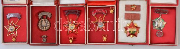 13db-os vegyes szocialista kitüntetés és jelvény tétel, nagyrészt eredeti tokban és miniatűrrel, közte "Kiváló Munkásőr Parancsnok" zománcozott fém kitüntetés, "Kiváló Feltaláló" aranyozott fém kitüntetés miniatűrrel T:2,2-
