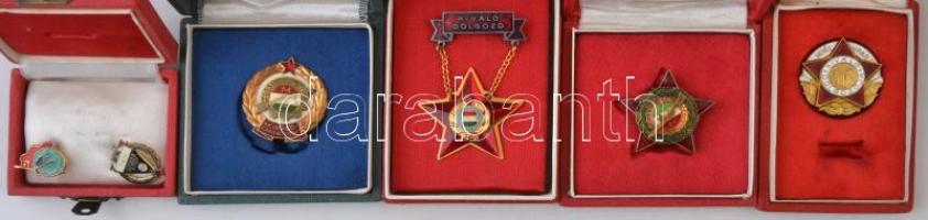 13db-os vegyes szocialista kitüntetés és jelvény tétel, nagyrészt eredeti tokban és miniatűrrel, köz...