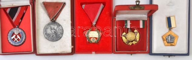 14db-os vegyes szocialista jelvény, kitüntetés egy sport díjéremmel nagyrészt eredeti tokban, közte 1962. "Magyar-Szovjet Timföld-Alumínium Egyezmény" Al emlékérem eredeti dísztokban (60mm), 1959. "Tanácsköztársasági Emlékérem" ezüstözött Br kitüntetés eredeti dísztokban T:2,2-