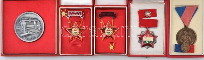 14db-os vegyes szocialista jelvény, kitüntetés egy sport díjéremmel nagyrészt eredeti tokban, közte ...