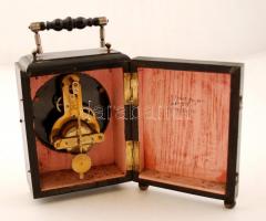 cca 1850 bieder utazóóra, festett fa házban fém veretekkel, jelzett szerkezettel, működik, felhúzó k...