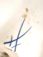 Virágos kagylós tál, peremén ülő lánykával, a tál szélén csorbával, kézzel festett, jelzett, m: 30 c...