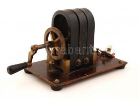 Induktor, működik, a fa aljzat kopottas