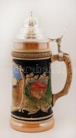 Fém fedeles München városképes díszes mázas kerámia söröskorsó, jelzett, kopásnyomokkal, m: 23 cm