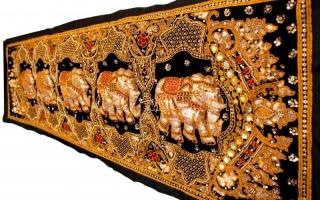 Gazdagon díszített indiai falvédő, bársony-fém flitter szintetikus gyöngyökkel, 48×148 cm