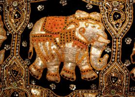 Gazdagon díszített indiai falvédő, bársony-fém flitter szintetikus gyöngyökkel, 48×148 cm