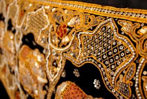 Gazdagon díszített indiai falvédő, bársony-fém flitter szintetikus gyöngyökkel, 48×148 cm