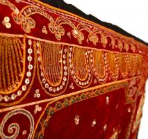 Gazdagon díszített indiai falvédő, bársony-fém flitter szintetikus gyöngyökkel, 86×140 cm