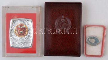 ~1970-1980. "Magyar Államvasutak Szolgálatáért" 20 év után (19x28mm) + "Szocialista Brigád" zománcozott fém plakett tokban (48x58mm) + Rákosi címeres műanyag tok (70x100mm) T:2