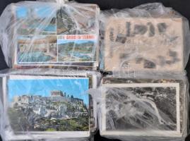 Kb. 1700 db MODERN főként magyar és külföldi városképes, üdvözlő motívumos képeslap, köztük leporell...