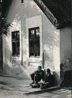 cca 1960 Dezső Pál: Játék után, feliratozott vintage fotóművészeti alkotás a szerző hagyatékából, 24x18 cm
