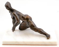 Kerényi Jenő (1908-1975): Csúszkáló. Bronz, jelzett, márvány talapzaton, m:15 cm, h:16 cm