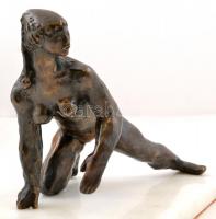 Kerényi Jenő (1908-1975): Csúszkáló. Bronz, jelzett, márvány talapzaton, m:15 cm, h:16 cm