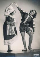 cca 1935 Leichtner Erzsébet vintage fotója Szentpál Olga tánccsoportjának tagjairól, matricával jelzett, 23x16,5 cm