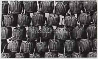 cca 1978 Zsigri Oszkár: Kosarak, feliratozott vintage fotóművészeti alkotás a szerző hagyatékából, 14,5x23,5 cm