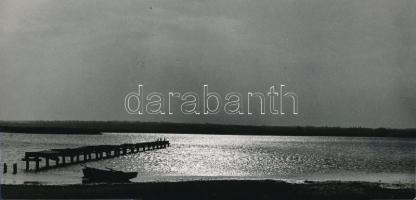 cca 1980 Zsigri Oszkár: Tópart, feliratozott vintage fotóművészeti alkotás a szerző hagyatékából, 11,5x23,5 cm