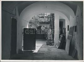 cca 1938 Dr. Sevcsik Jenő (1899-1996): Belső udvar a budai várban, jelzés nélküli vintage fotó a szerző hagyatékából, 18x24 cm
