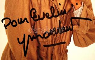 Yves Montand (1921-1991) francia sanzonénekes és filmszínész saját kezű aláírása egy a művészt ábráz...