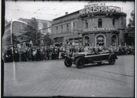 cca 1930 Budapest, Astória, régi autóban fontos ember, a háttérben a Márkus parki mozi reklámja és bejárata, korabeli negatív modern nagyítása, 13x18 cm