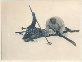 cca 1935 Síelők karambolja, jelzés nélküli vintage fotó, 8,5x11 cm