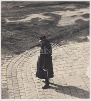 cca 1938 Danassy Károly (1904-1996): Posztoló rendőr, jelzés nélküli vintage fotó a szerző hagyatékából, 19x17,5 cm