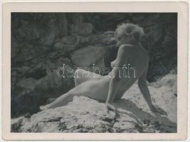cca 1935 Dr. Csörgeő Tibor (1896-1968): Nudizós, napozós fénykép, jelzés nélküli vintage fotóművészeti alkotás a szerző hagyatékából, egyik sarkán törésnyommal, 9x12 cm