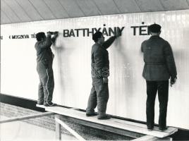 cca 1972 Budapest, Batthyány tér, Utolsó csavarok az átadás előtt, vintage fotó jelzés nélkül, 18x24 cm