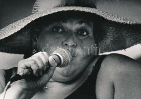 cca 1975 Kump Walter: Chansonette, feliratozott vintage fotóművészeti alkotás, 12,5x17,5 cm