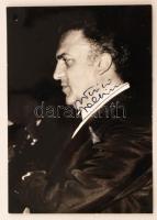Federico Fellini (1920-1993) olasz filmrendező és forgatókönyvíró saját kezű aláírása egy a művészt ábrázoló fotón, 15x10cm/ Original signature of Federico Fellini (1920-1993) Italian film director and screenwriter, 15x10cm