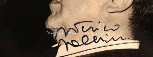 Federico Fellini (1920-1993) olasz filmrendező és forgatókönyvíró saját kezű aláírása egy a művészt ...