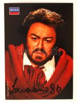 1986 Luciano Pavarotti (1935-2007) többszörös Grammy-díjas olasz operaénekes saját kezű aláírása egy a művészt ábrázoló nyomtatványon, 15x10cm /1986 Original signature of Luciano Pavarotti (1935-2007), a multiple Grammy Award-winning Italian opera singer, 15x10cm