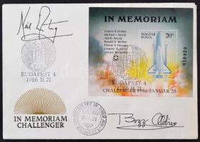 Neil Armstrong (1930-2012) és Buzz Aldrin (1930- ) űrhajósok autopen aláírásai Challenger-emlékborítékon /  Autopen signatures of Neil Armstrong (1930-2012) and Buzz Aldrin (1930- ) astronauts on Challenger memorial envelope
