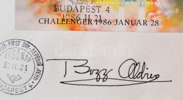 Neil Armstrong (1930-2012) és Buzz Aldrin (1930- ) űrhajósok autopen aláírásai Challenger-emlékborít...