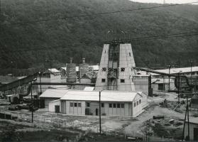 cca 1968 Aknamélyítő üzem a Bakonyban, a Bányászati Aknamélyítő Vállalat vintage fotója, 16x23 cm