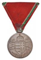 1939. "Magyar Kis Ezüst Vitézségi Érem" peremen jelzett Ag kitüntetés mellszalagon. Szign....