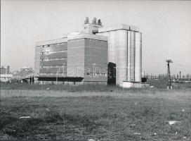 cca 1972 Székesfehérvár, 2000 vagonos gabonasiló és malom, a Fejér Megyei Állami Építőipari Vállalat vintage fotója, 19,5x27 cm