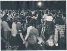 cca 1974 Tóth Ferenc: Táncház, feliratozott vintage fotó, 18x24 cm