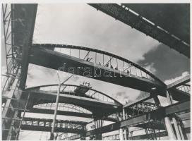 1965 Székesfehérvár, épül a Könnyűfémmű 500 méter hosszú hengercsarnoka, vintage fotó, 17x23 cm