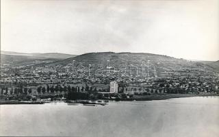 cca 1965 Balatonfüred, A tervezett ,,idény"szálló perspektivikus képe, vintage fotó belerajzolva a tervezett szálloda, 18x29 cm