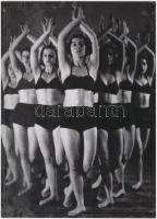 cca 1935 Foto ADA (Marsowszky Elemérné, Belvárosi Fotóműhely) vintage fotójáról készült jelzés nélküli modern másolat, Szentpál Olga mozgásművészeti iskolájának tagjairól, 24x18 cm
