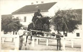 1916 Debrecen, Laktanya (?) bravúros lóugratás, photo