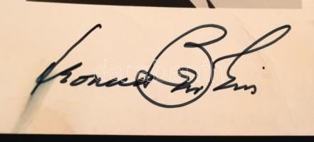 Leonard Bernstein (1918-1990) amerikai zeneszerző és karmester saját kezű aláírása egy a művészt ábr...