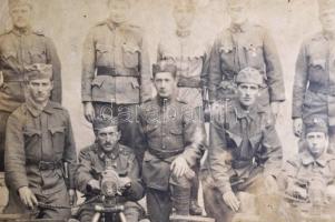 cca 1914-1918 2 db géppuskás katonai fotó, az egyik hátulján feliratozva, különböző méretben