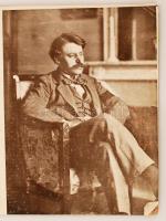 1902 Rippl-Rónai József Merkur Palotában tartott, egyik első kiállításának katalógusa. 1t (a művész portréja) + 20p szöveg + 6t. (képek ofszet reprodukciója hártyapapírral elválasztva). Az előszóban a kiállítás bevételét egy magyar iskolahajó építésére ajánlja fel, mely a magyar szellemet hivatott képviselni a távoli vizeken. Fedőborítóval, jó állapotban. Rendkívül ritka!
