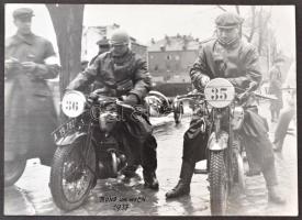1925-1938 Ernst Th. Martinak osztrák motorversenyző bajnok fotóalbuma feliratozott fényképekkel, nag...