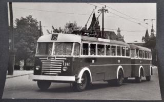 cca 1950-60 A BSzKRt. járműveinek (villamosok, buszok) lajstroma, fotókkal és műszaki leírással, darab számmal, stb. albumba ragasztva, szép állapotban, cca 45db, 11x18cm