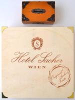 "Hotel Sacher Wien" fa doboz, szép állapotban, 24x24x6,5 cm + fa persely kulcs nélkül, 11x7x5 cm