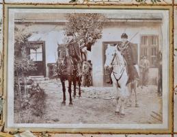 cca 1910 Megyei lovas pandúrok nagyméretű díszes kartonra ragasztott fotó 40x30 cm